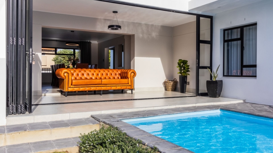 9 Bedroom Property for Sale in Westcliff Western Cape